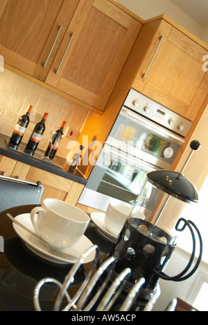 Caffetiere et tasse de café dans la cuisine Banque D'Images