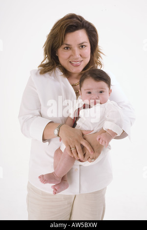 Une jeune femme tient un bébé garçon, studio Banque D'Images