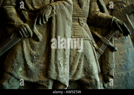 Une statue de bronze avec chevaliers avec épées en Croatie. Banque D'Images