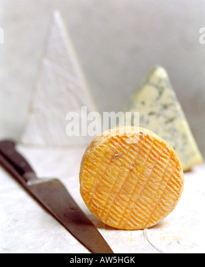 Sélection de différents fromages doux avec vieux couteau Banque D'Images