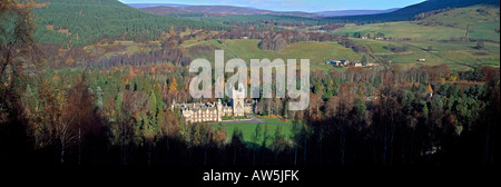 Le château de Balmoral et estate, Queens residence à Deeside Grampian Highlands en Écosse. De l'automne. Banque D'Images