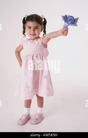 Une petite fille et une fleur bleue, studio Banque D'Images