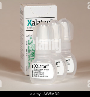 Le Xalatan collyre en flacon plastique utilisé pour le traitement du glaucome Banque D'Images