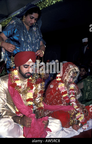 Mariage mariage sikh avec mariés, mariage dans un gurdwara. Banque D'Images