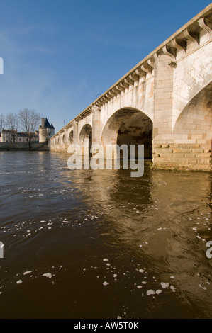 Le Pont Henri V (fin de 1611) de l'autre côté de la rivière Vienne, Châtellerault, France. Banque D'Images