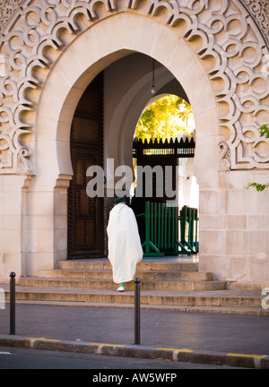 Imam entre dans la Grande Mosquée (Grande Mosquée de Paris), Paris, France, Europe Banque D'Images