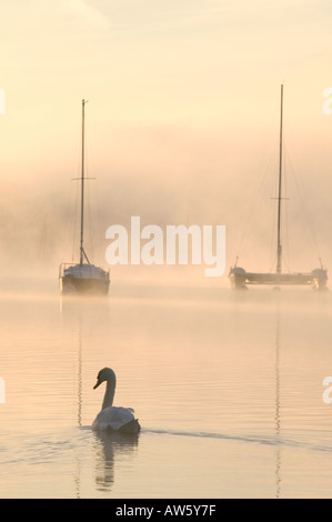 Le lac Windermere sur un hivers brumeux matin Banque D'Images