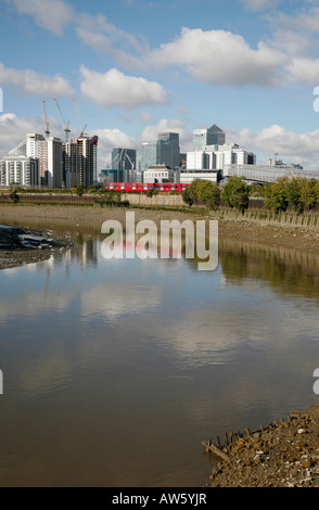 Canary Wharf skyline de Bow Creek, Canning Town, Londres Banque D'Images