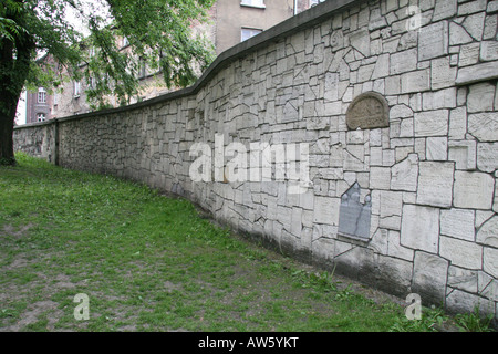 Mur en pierres tombales cassées dans le cimetière Remu à Cracovie en Pologne. Banque D'Images
