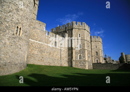 Couvre-feu Tower & Henry III Gateway, le château de Windsor vue depuis la colline du château. Banque D'Images