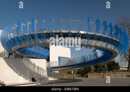 Centre-ville de Coventry blue foot bridge qui mène au musée des transports Banque D'Images