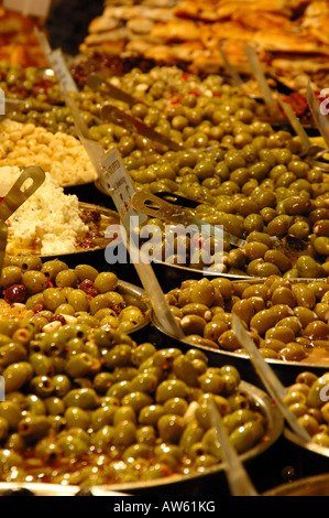 Bols de sain parfait olives farcies et d'autres légumes bien présentés lors d'un stand à une exposition alimentaire Londres Banque D'Images