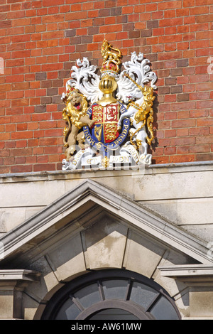 English Armoiries royales au-dessus d'une porte Banque D'Images