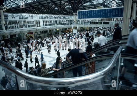 La gare de Liverpool Street à Londres avec les usagers voyageant Banque D'Images