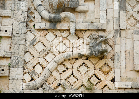 Serpent rampant Détail Sculpture Criss Cross sur la conception du réseau Casa de las Monjas ou l'antiq Uxmal Mexique 2007 NR Banque D'Images