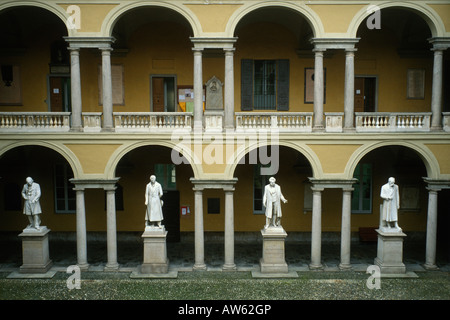 Pavia Italie statues des anciens passés dans la cour de l'Universita Di Pavia Banque D'Images