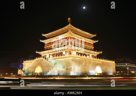 Le clocher dans le cœur de la vieille ville de Xi'an, que l'on voit au milieu de l'excès de feux arrière de la circulation. Banque D'Images