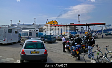 Les passagers et les véhicules en attente de embarque sur le Ferry de Rosyth, Écosse, Royaume-Uni, Europe Banque D'Images