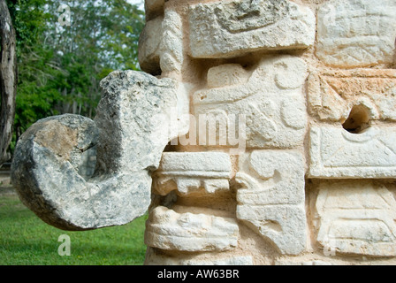 Tête sculptée de l'Ossuaire Belived d'être suprême Dieu Kukulcan ou Itzamna ou pluie Chaac Dieu Chichen Itza Mexico 2007 NR Banque D'Images