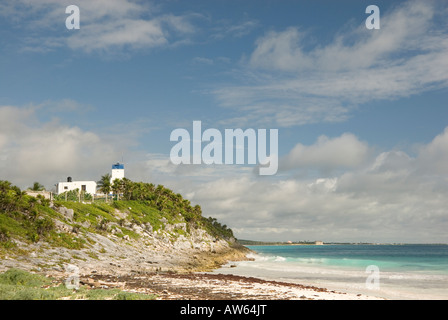 Bâtiment phare blanc est situé au-dessus de falaises surplombant la plage et mer des Caraïbes Tulum Quintana Roo Mexique 2007 NR Banque D'Images