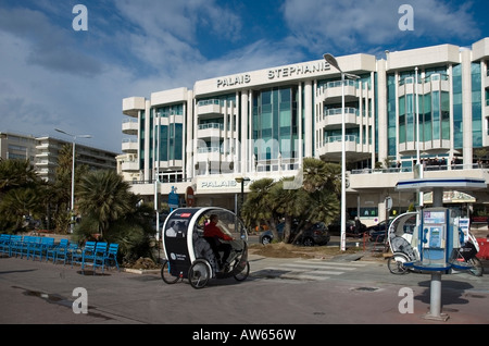 Hotel Palais Stephanie architecture moderne et sa façade station transports, buggy à la promenade de la Croisette, Cannes, Côte d'Azur Banque D'Images