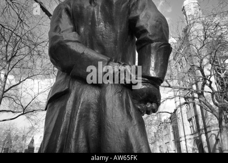 Un détail d'une statue de Nathan Hale avec les mains liées à l'université de Yale à New Haven New York USA Banque D'Images