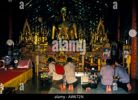 Les thaïs prier, Wat Phra That Doi Suthep, capitale, Chiang Mai, la province de Chiang Mai, Thaïlande, Asie du Sud, Asie Banque D'Images