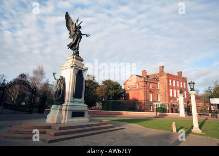 Royaume-uni colchester essex le monument aux morts à l'entrée de la région de parc du château Banque D'Images