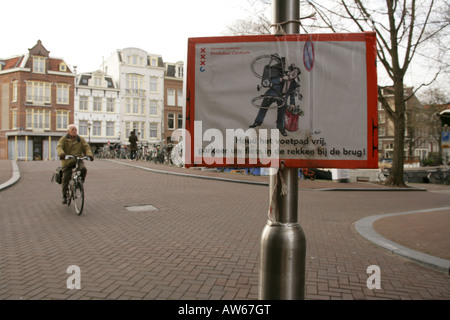 Un signe de stationnement des vélos dans une rue d'Amsterdam. Banque D'Images