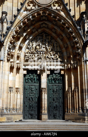 Porte d'entrée de la cathédrale Saint-Guy de Prague. Banque D'Images