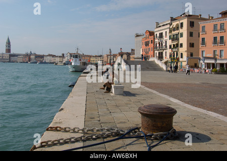 À la recherche de la Piazza San Marco et le Campanile de Riva degli Schiavoni Venise Italie Avril 2007 Banque D'Images