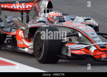 Heikki Kovalainen fin dans la McLaren Mercedes MP4 23 course de Formule 1 pendant une session de test sur le circuit de Catalunya Banque D'Images