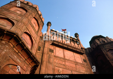Old Delhi Inde Fort Rouge volant au-dessus du pavillon d'entrée de Lahore Banque D'Images