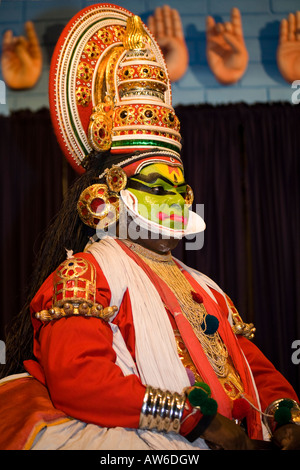 Danseuse de Kathakali wearing colorful maquillage et coiffure, centre culturel de Cochin, Cochin, Kerala, Inde Banque D'Images