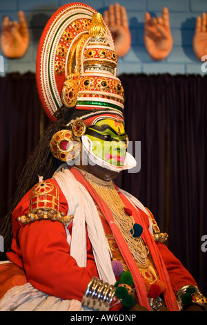 Danseuse de Kathakali wearing colorful maquillage et coiffure, centre culturel de Cochin, Cochin, Kerala, Inde Banque D'Images