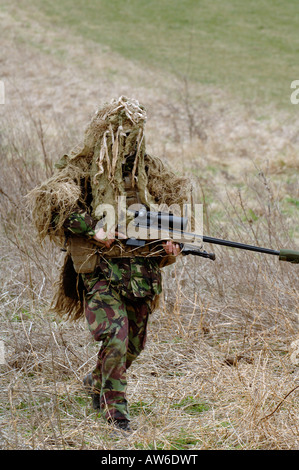 Fantassin britannique avec un fusil de précision longue portée G115A3 qui a une capacité de tuer plus d'un mille. Banque D'Images