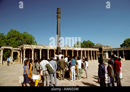 Les Indiens de l'Inde Delhi Qutb Minar le pilier de fer Banque D'Images