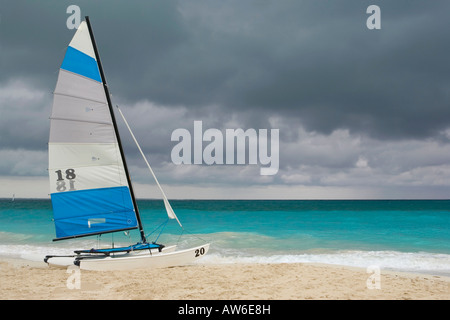 Voilier sur le sable des îles Turques et Caïques pendant un jour de tempête Banque D'Images