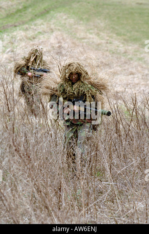 Fantassin britannique avec un fusil de précision longue portée G115A3 qui a une capacité de tuer plus d'un mille. Banque D'Images