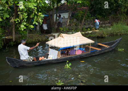 Un long voile aviron homme Kuttanad, Backwaters, près de Alleppey, Kerala, Inde Banque D'Images