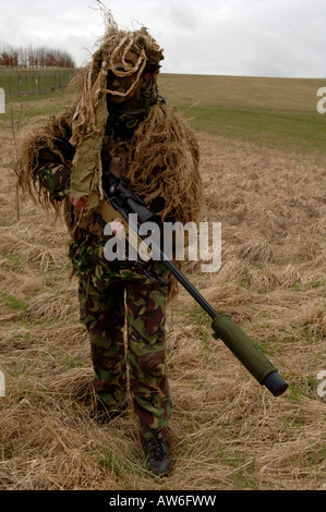 Fantassin britannique avec un fusil de précision longue portée G115A3 qui a une capacité de tuer plus d'un mille. Banque D'Images