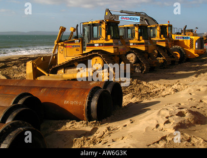 Les véhicules de construction sur la plage de Boscombe Bournemouth, Grande-Bretagne,. Banque D'Images
