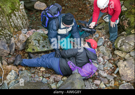 La reconstruction d'un incident de sauvetage en montagne pour une série TV Channel 5 Britians plus courageux dans Dungeon Ghyll Langdale Lake district UK Banque D'Images