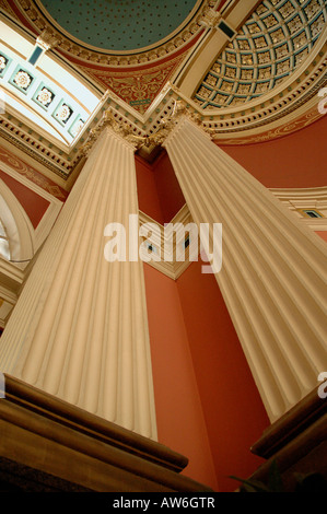 Colonnes décoratives dans l'entrée principale de l'Hôtel de ville de Leeds Banque D'Images