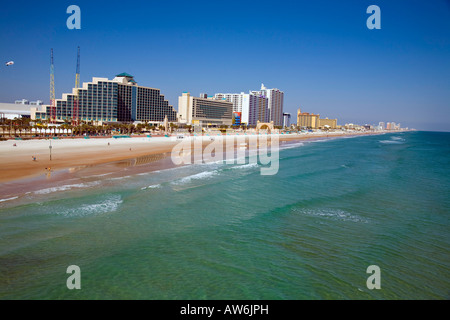 La célèbre plage de sable avec des hôtels à Daytona Beach Floride USA Banque D'Images