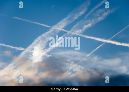 Traînées de CROISÉS DANS LE CIEL BLEU Banque D'Images