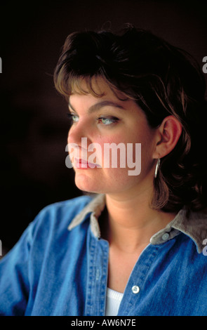 Femme Âge 27 interroge sur l'utilisation des denims plus synthétiques. St Paul Minnesota USA Banque D'Images