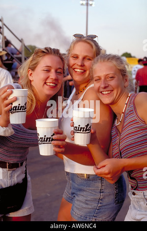 Tailgaters de boire une bière à l'âge de 23 ans à Saints match de baseball. St Paul Minnesota USA Banque D'Images