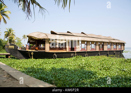 Un Vallam Kettu péniche amarré sur le fleuve, Alleppey, Kerala, Inde Banque D'Images