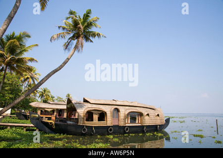 Un Vallam Kettu péniche amarré sur le fleuve, Alleppey, Kerala, Inde Banque D'Images